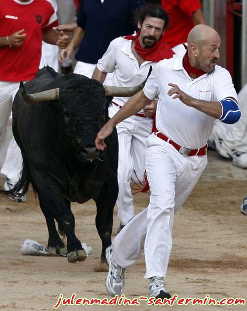 Julen Madina con un toro de Victorino Martín