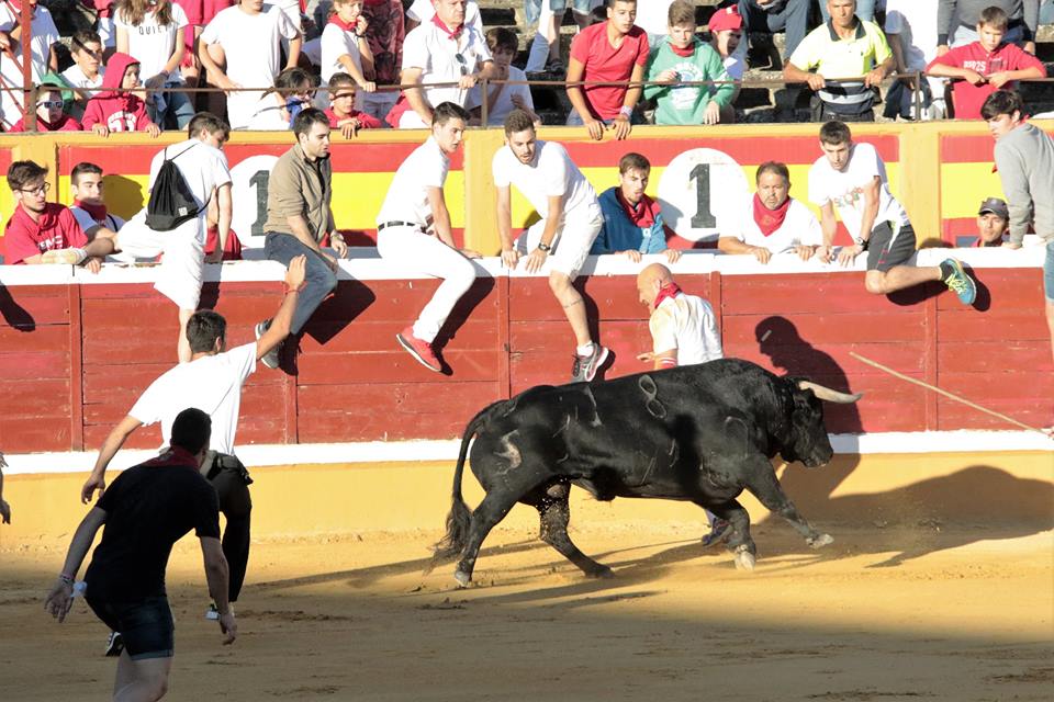 Julen Madina pega un quiebro al toro de Las Monjas